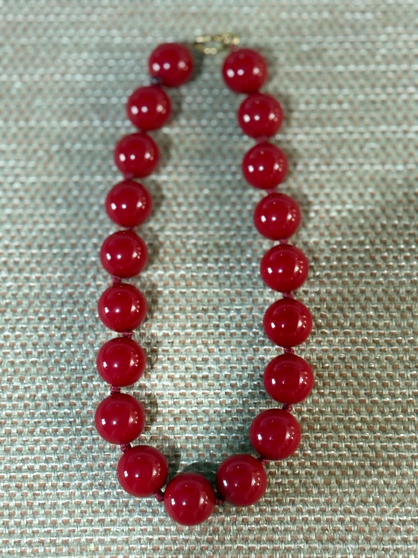 Gargantilla de bolas medianas de resina color burdeos – toque sofisticado