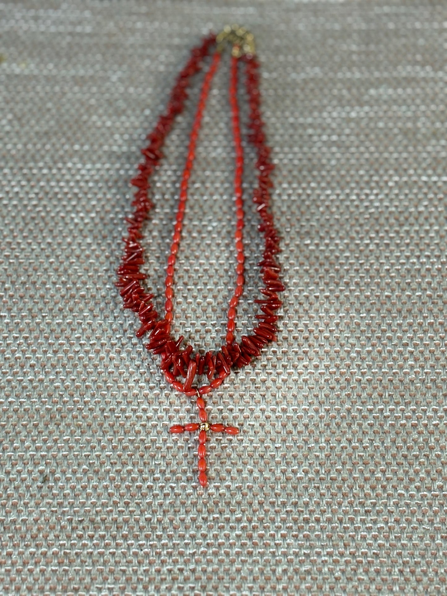 Gargantilla de cuentas irregulares de coral rojo natural – Estilo artesanal