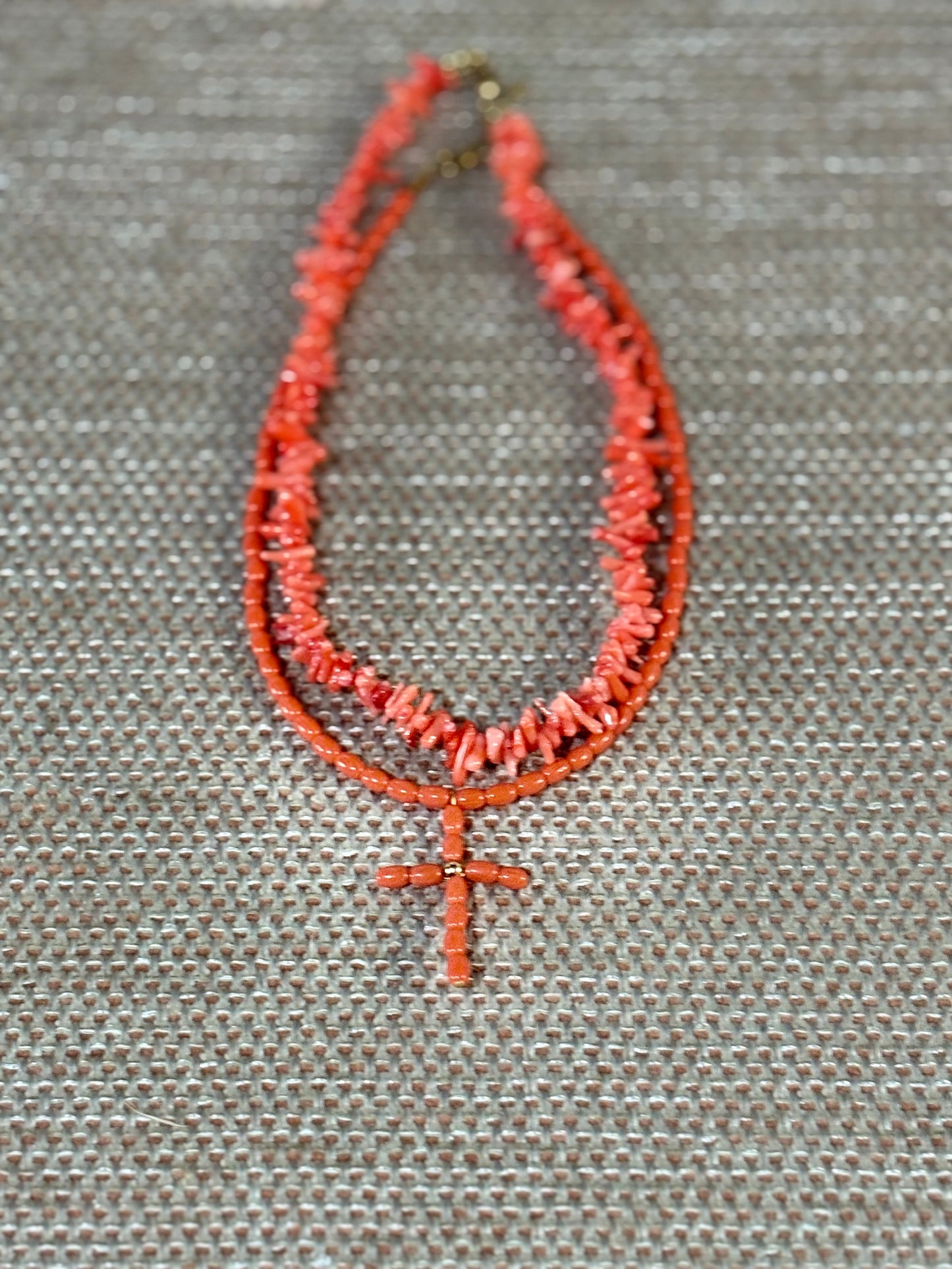 Gargantilla de coral rosa natural con cruz – Toque romántico y delicado