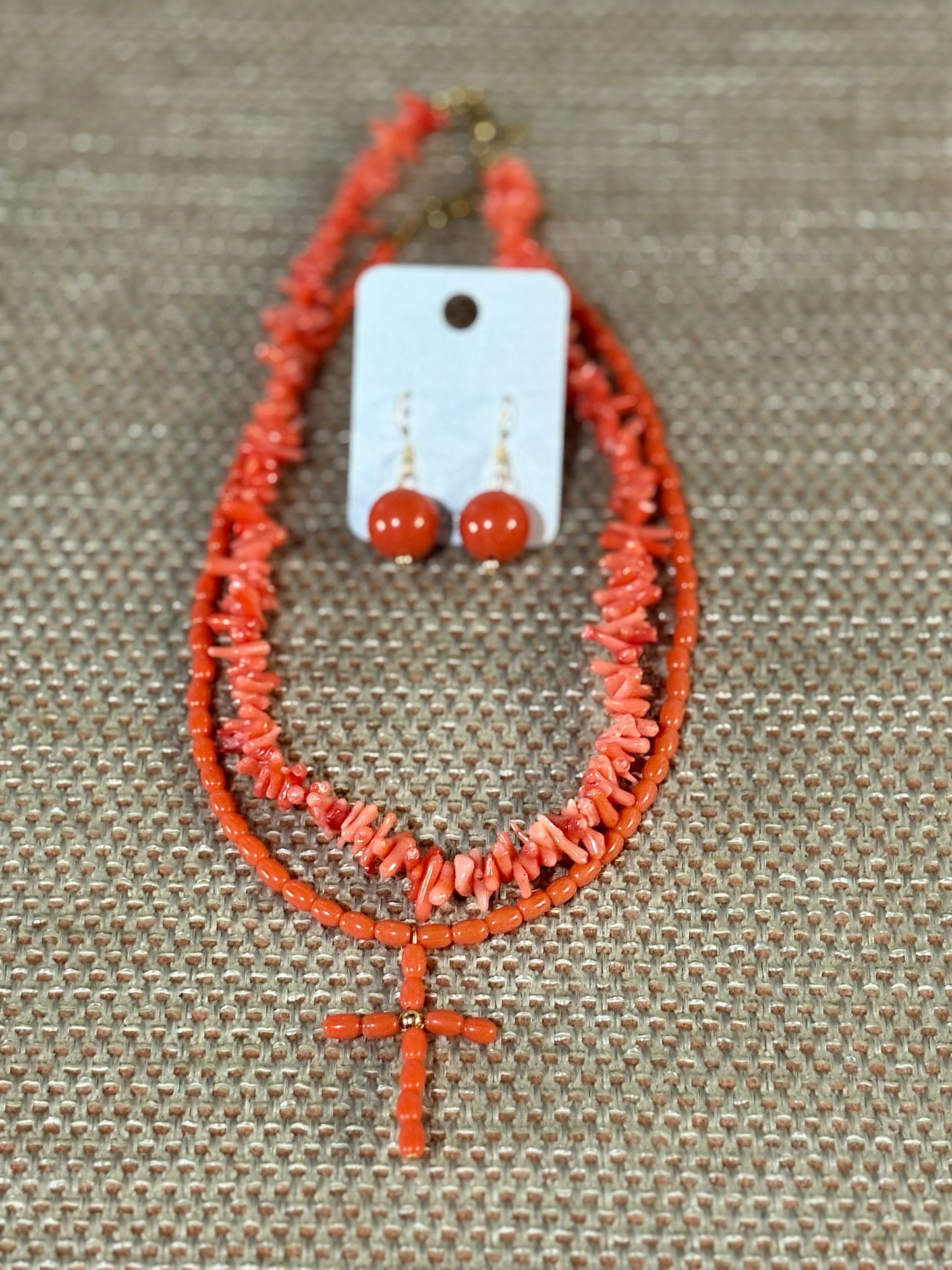 Gargantilla de coral rosa natural con cruz – Toque romántico y delicado