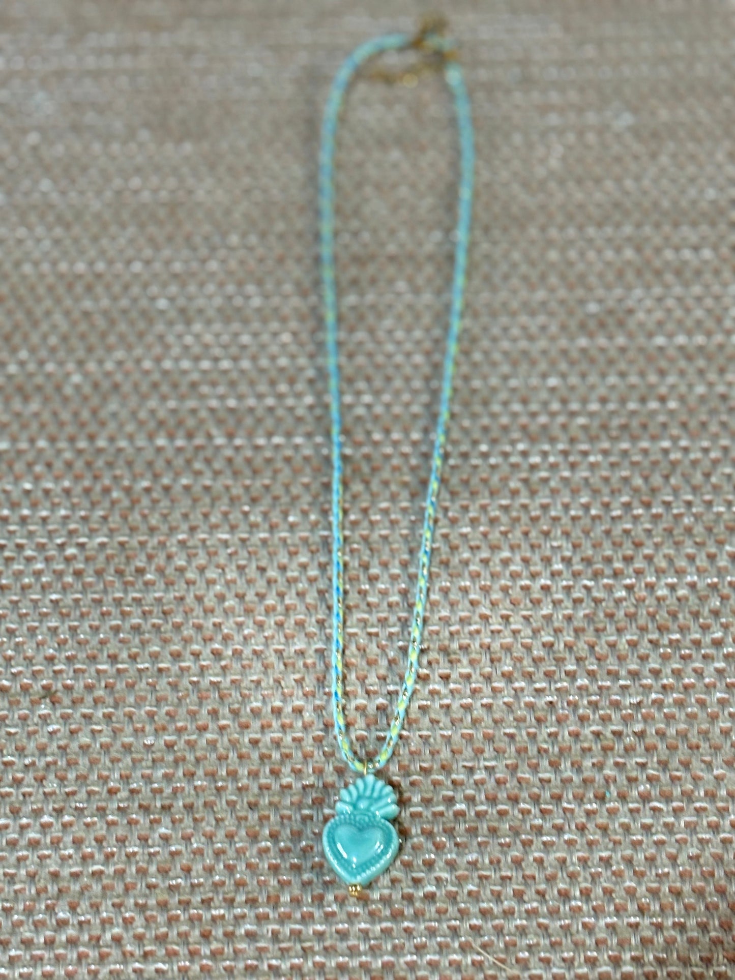 Collar con cordón trenzado y colgante de corazón esmaltado