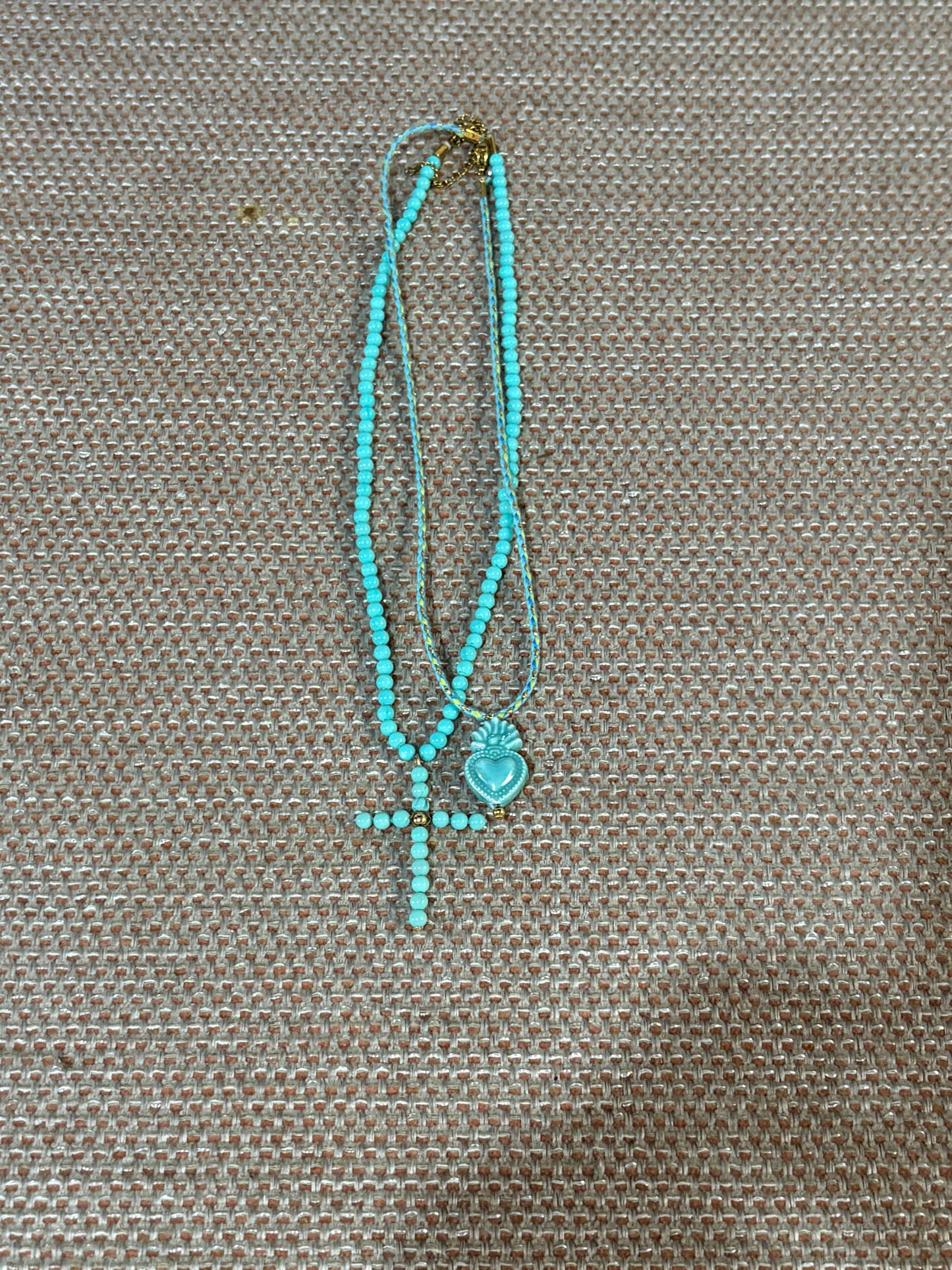 Collar con cordón trenzado y colgante de corazón esmaltado