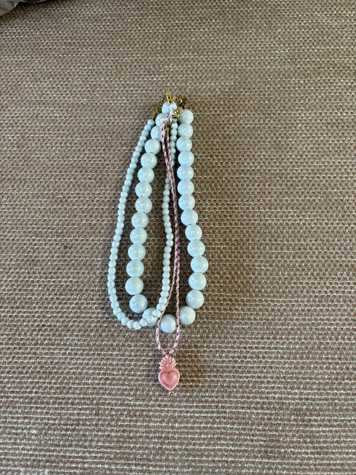 Collar de resina celeste – Bolas elegantes