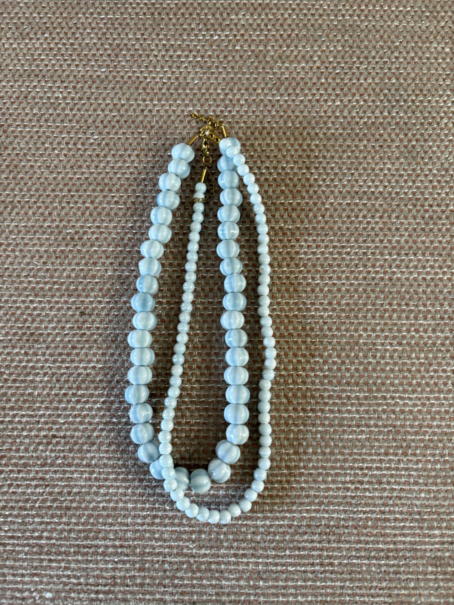 Collar de bolas caramelo celeste – Estilo dulce y elegante