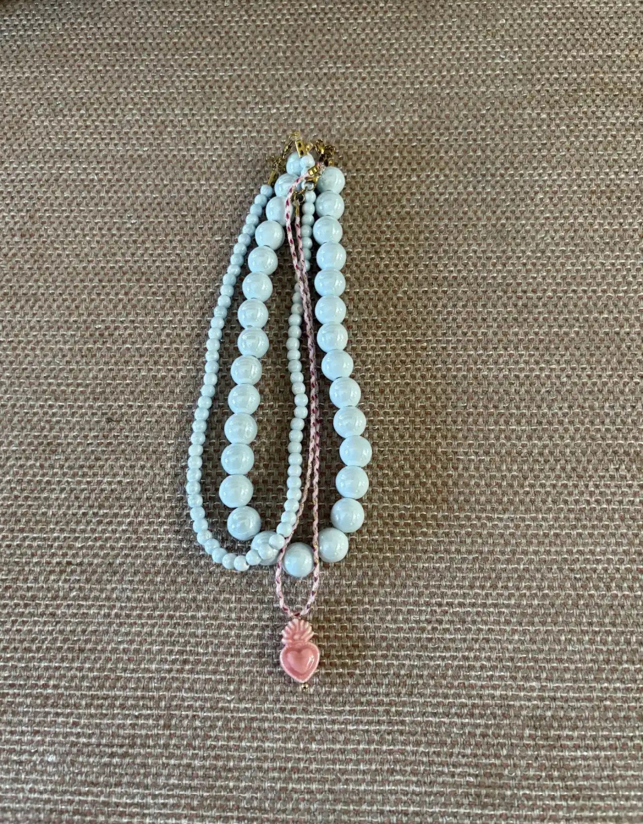 Collar de bolas celestes pequeñas – Diseño delicado