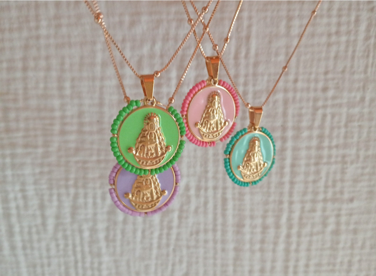 Cadena fina dorada con medalla en color Virgen del Rocío – estilo devocional y elegante