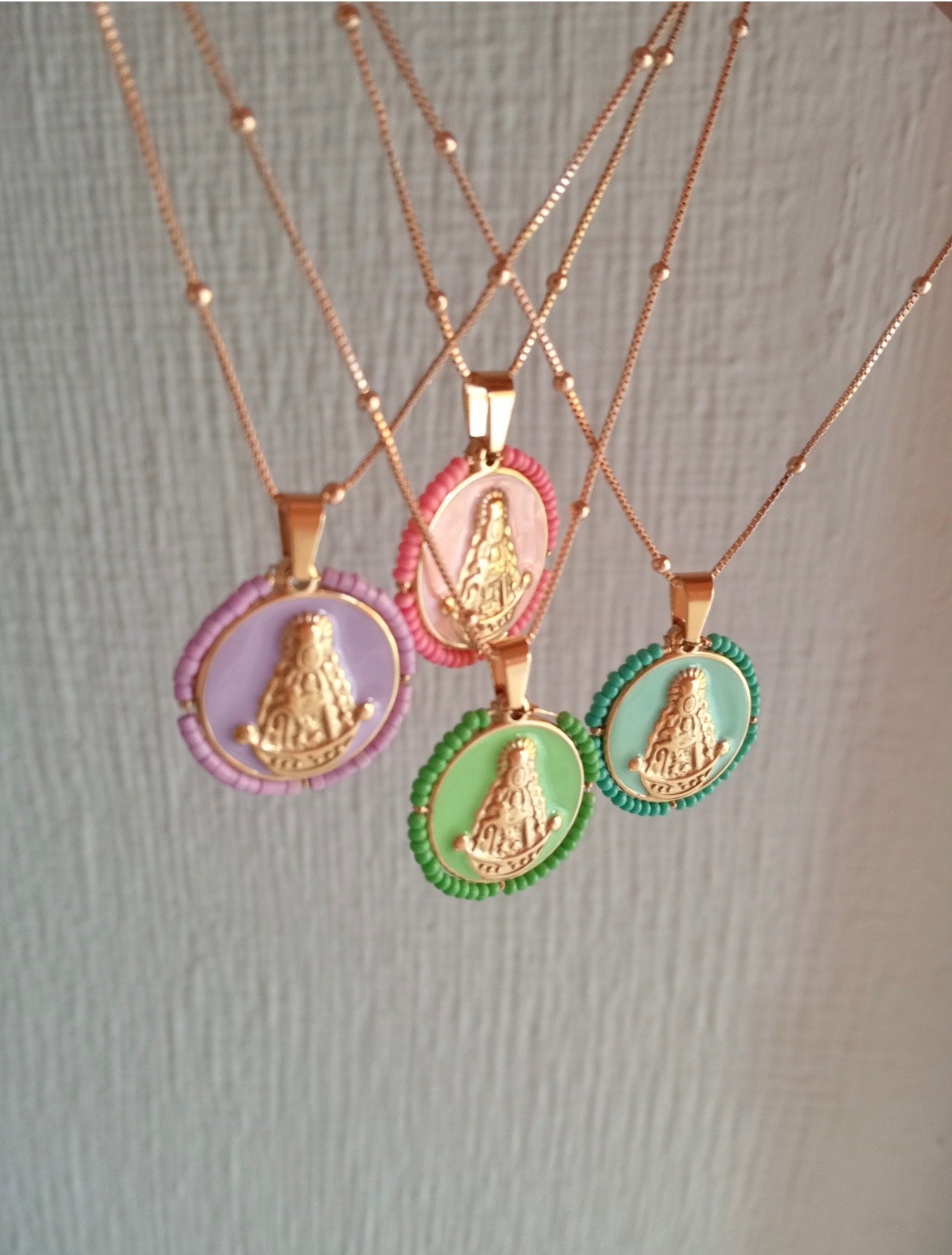 Cadena fina dorada con medalla en color Virgen del Rocío – estilo devocional y elegante