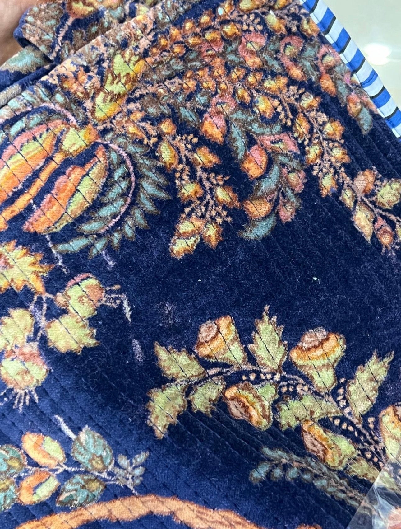 Bolso de hombro azul marino de terciopelo estampado – elegante y sofisticado