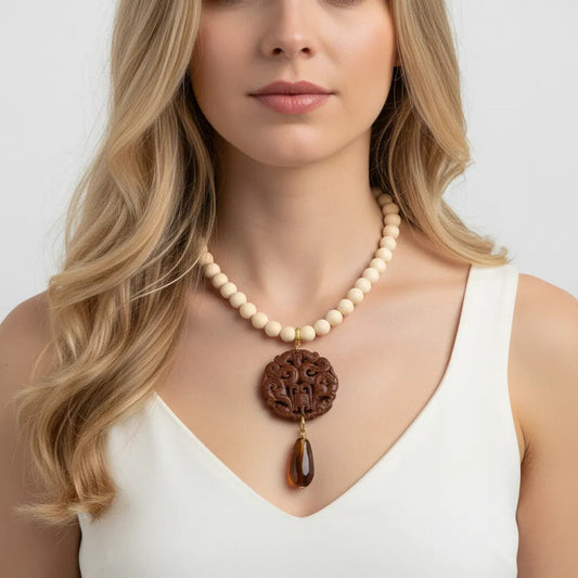 Collar Artesanal con cuentas beige y Colgante jade marrón tallado.