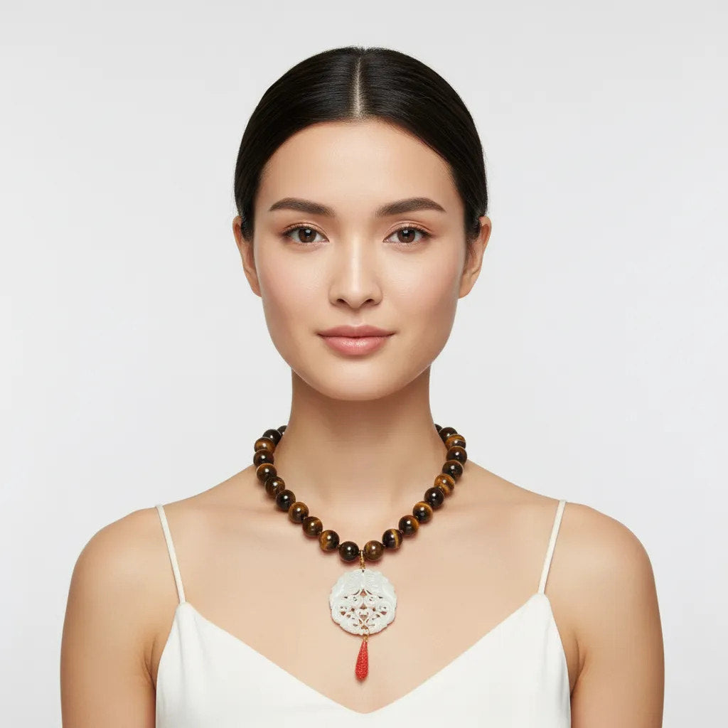 Collar de Cuentas Naturales con Colgante Tallado en Jade y Detalle Coral