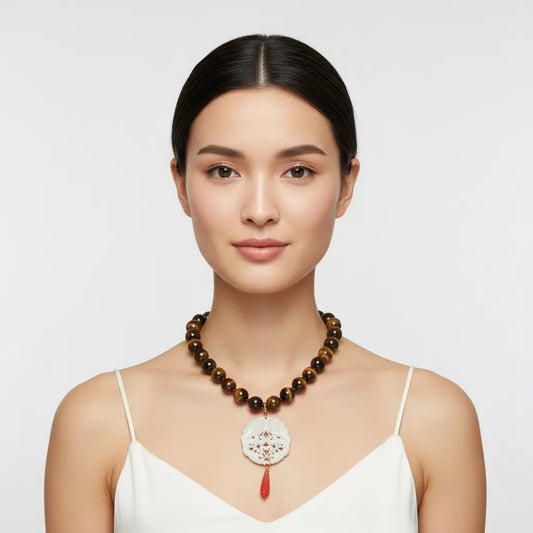 Collar de Cuentas Naturales con Colgante Tallado en Jade y Detalle Coral