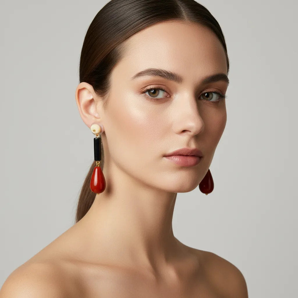 Pendientes lágrima coral rojo con detalle en negro y marfil
