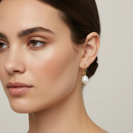 Pendientes con Perla Natural Blanca y Aro de Cierre Dorado