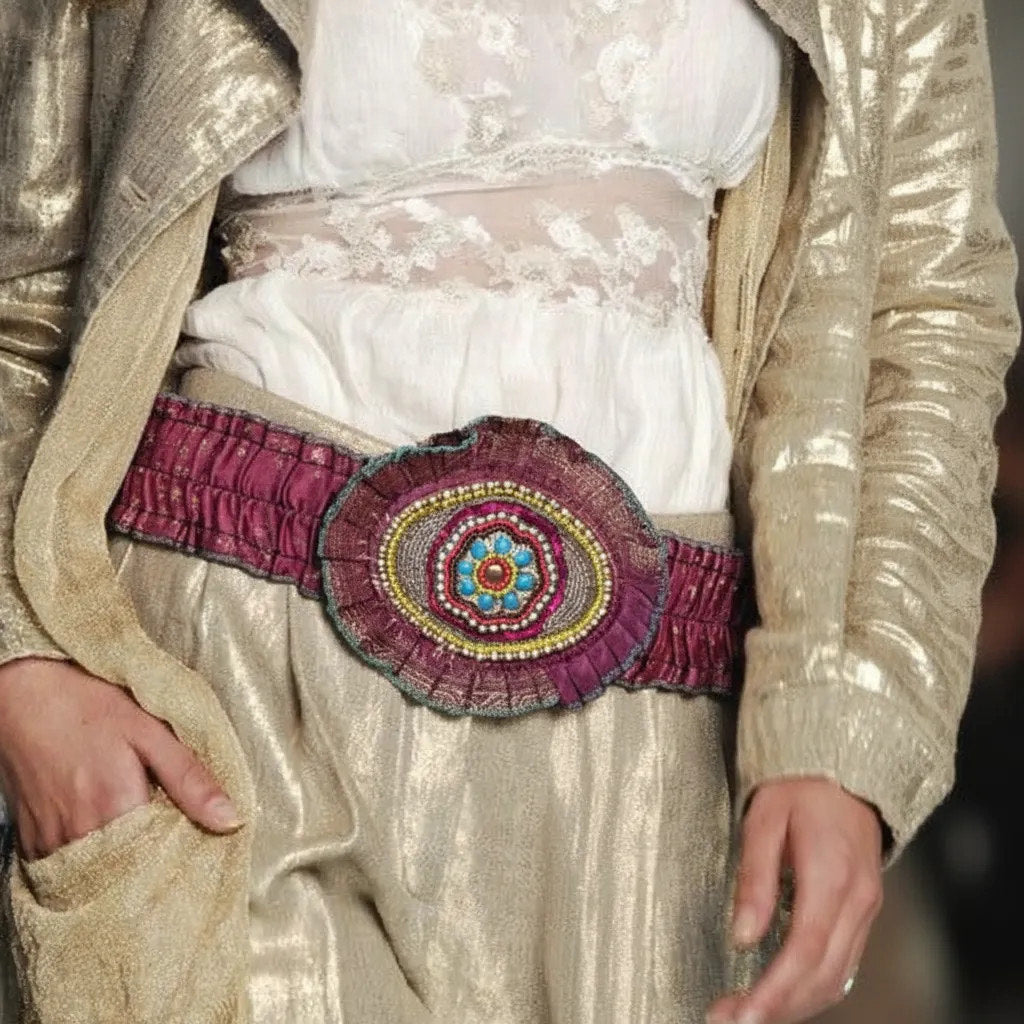 Cinturón tipo étnico con tejido estampado y bordado con abalorios