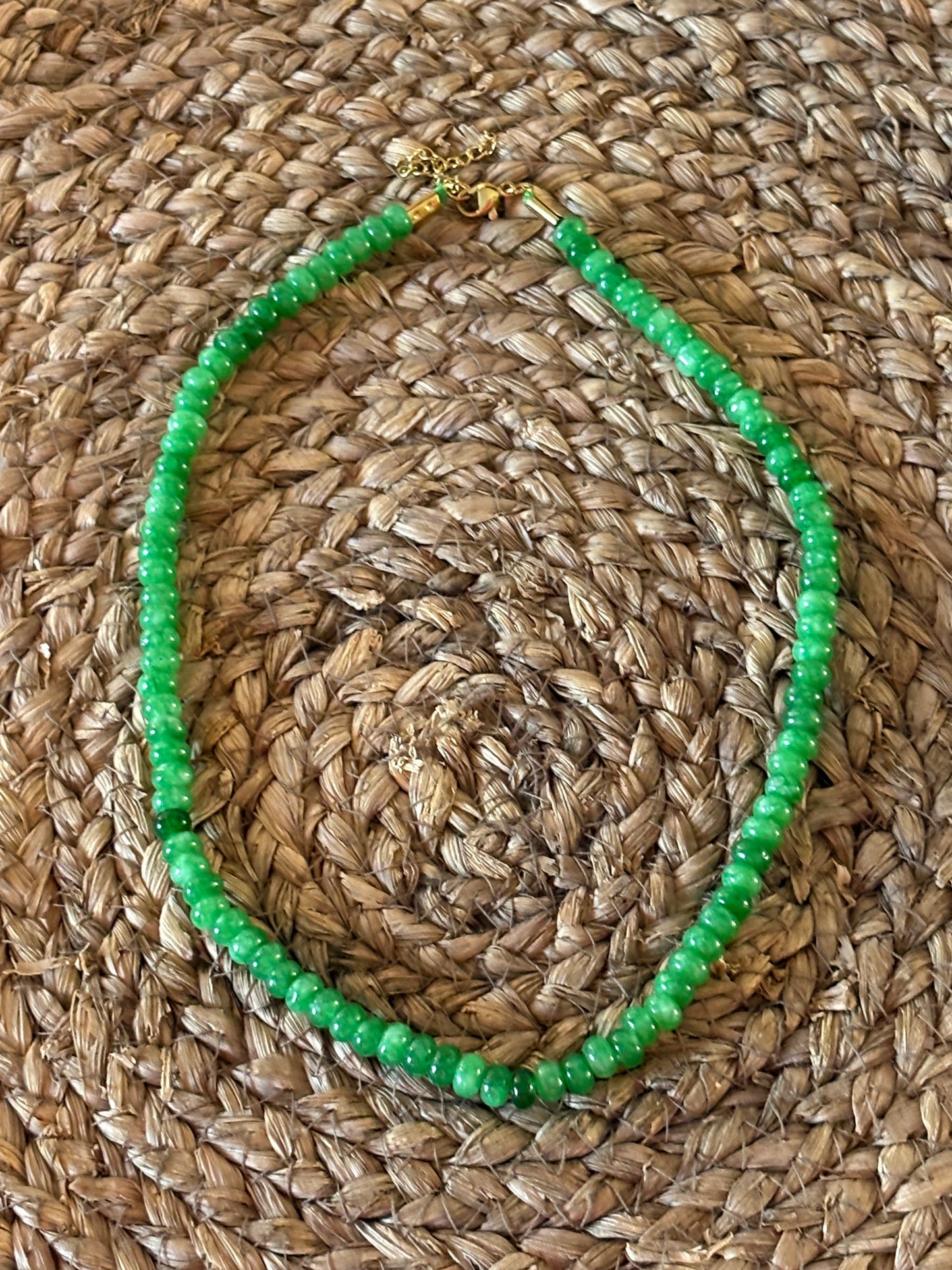 Collar Fino de Cuentas Pequeñas en Verde Jade · Minimalista