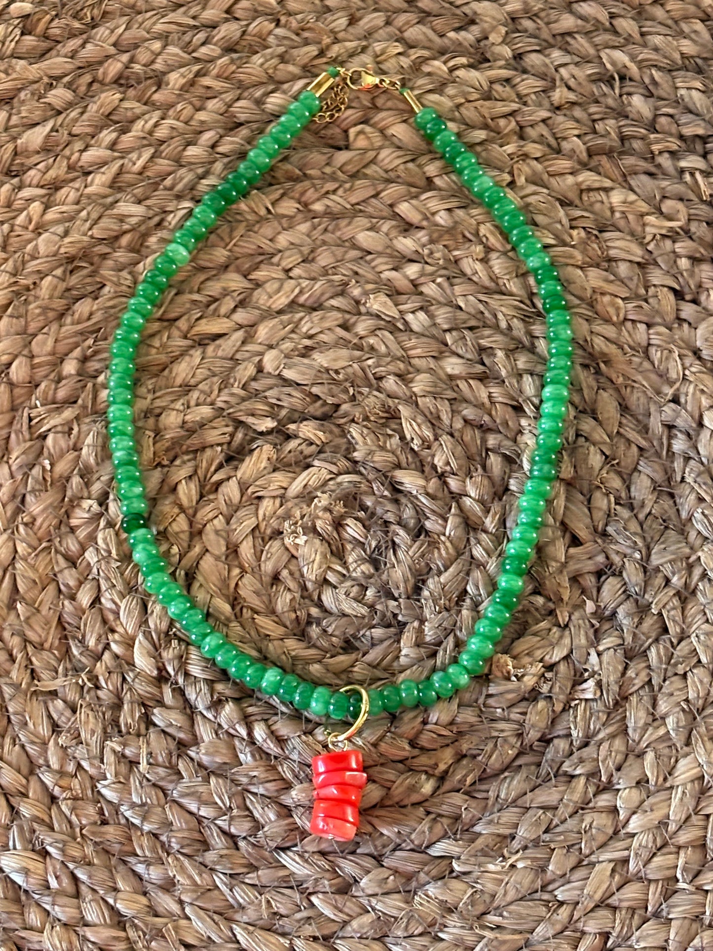 Collar Fino de Cuentas Pequeñas en Verde Jade · Minimalista