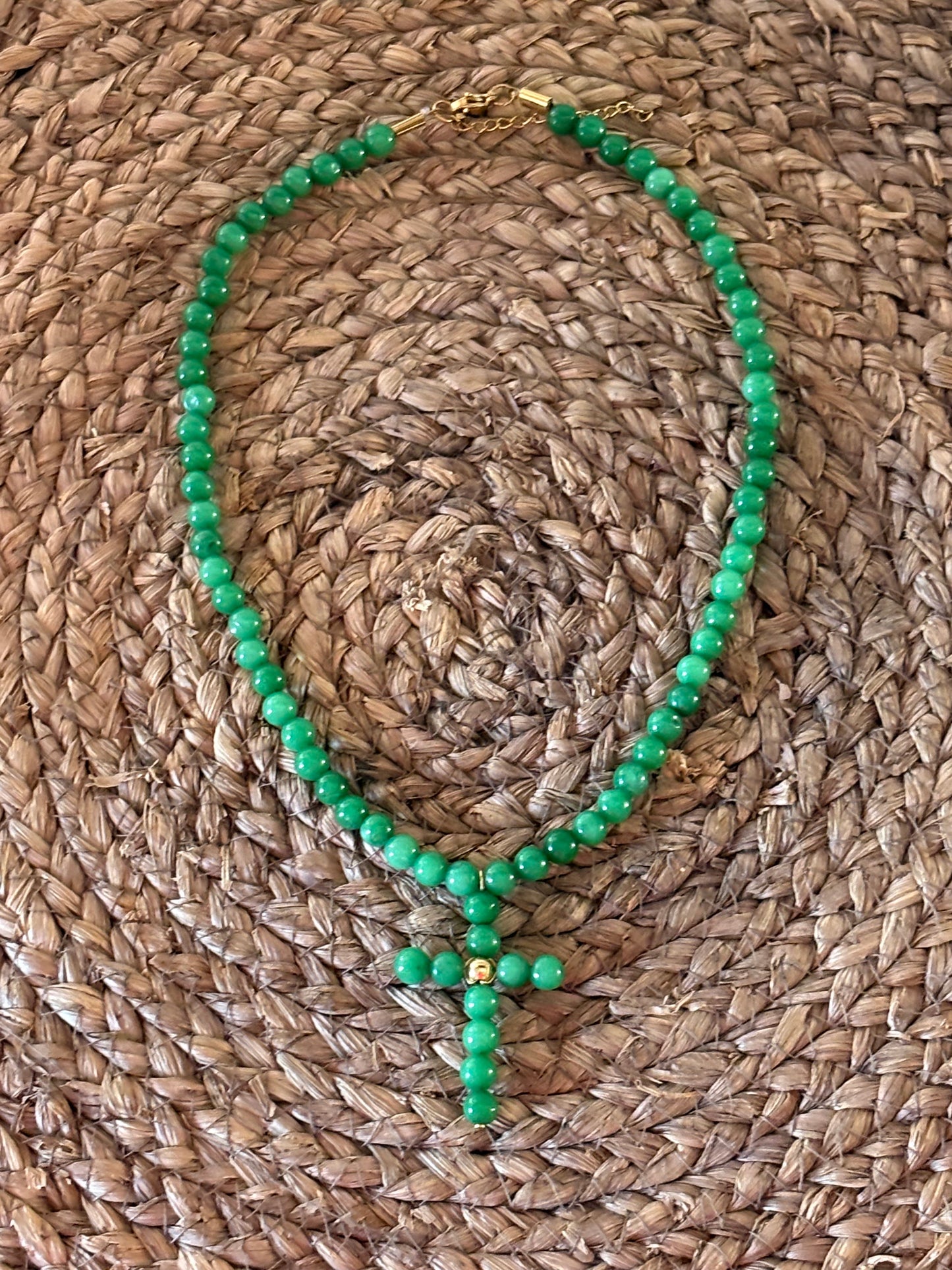 Collar Verde Jade con Colgante de Cruz · Diseño Artesanal