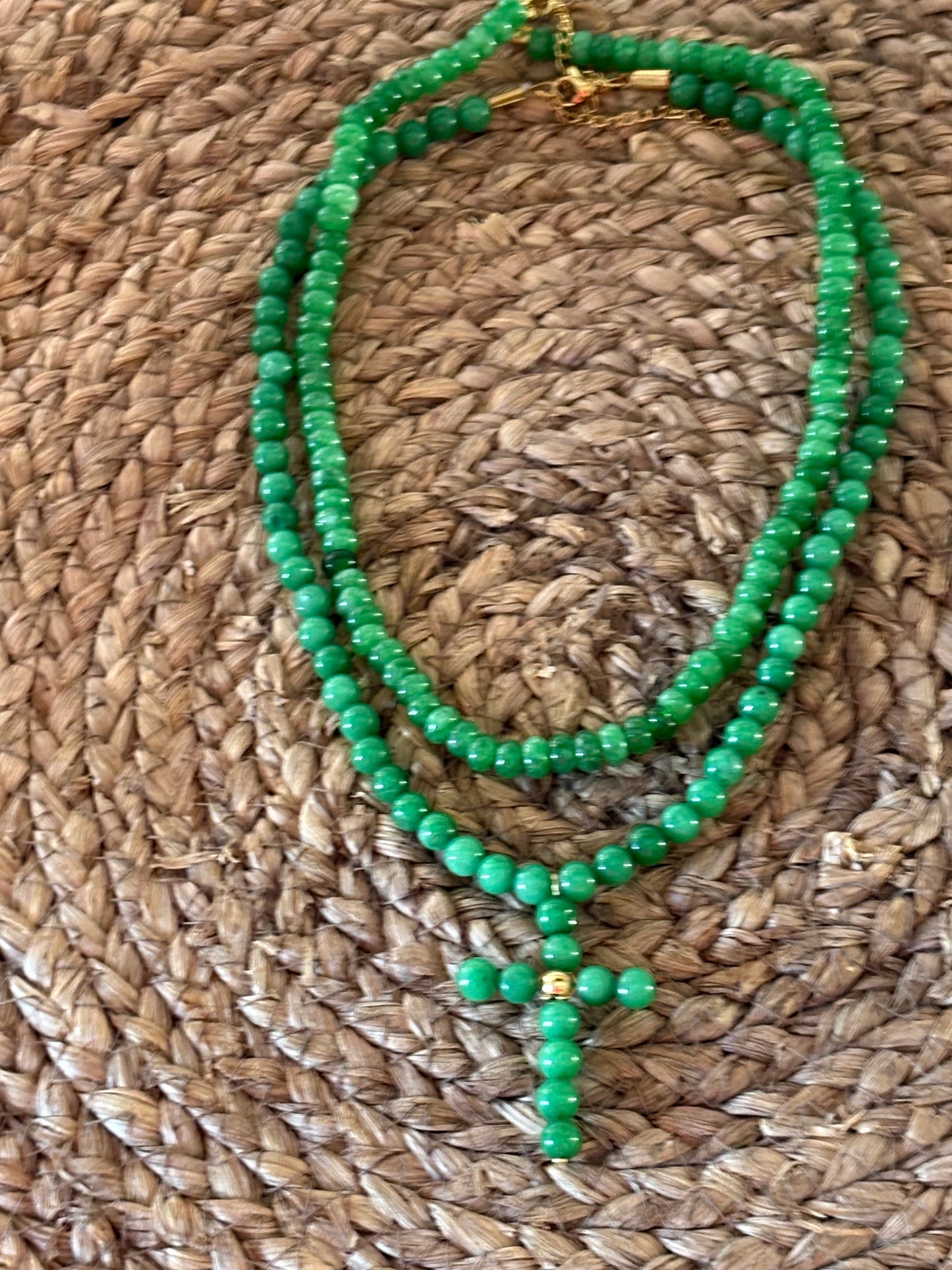 Collar Verde Jade con Colgante de Cruz · Diseño Artesanal