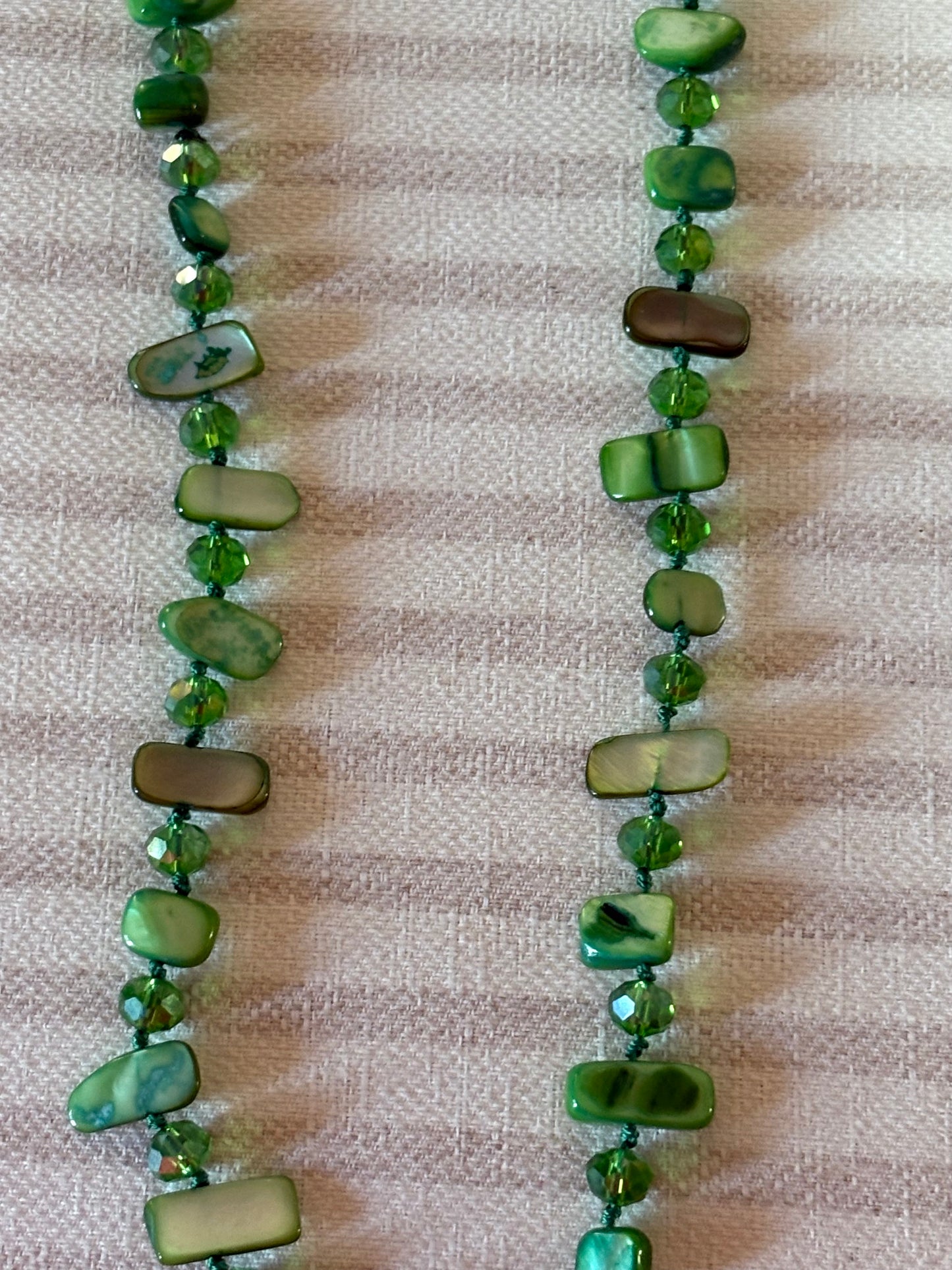 Collar de Piedras Irregulares Verde Jade Claro · Estilo Natural.