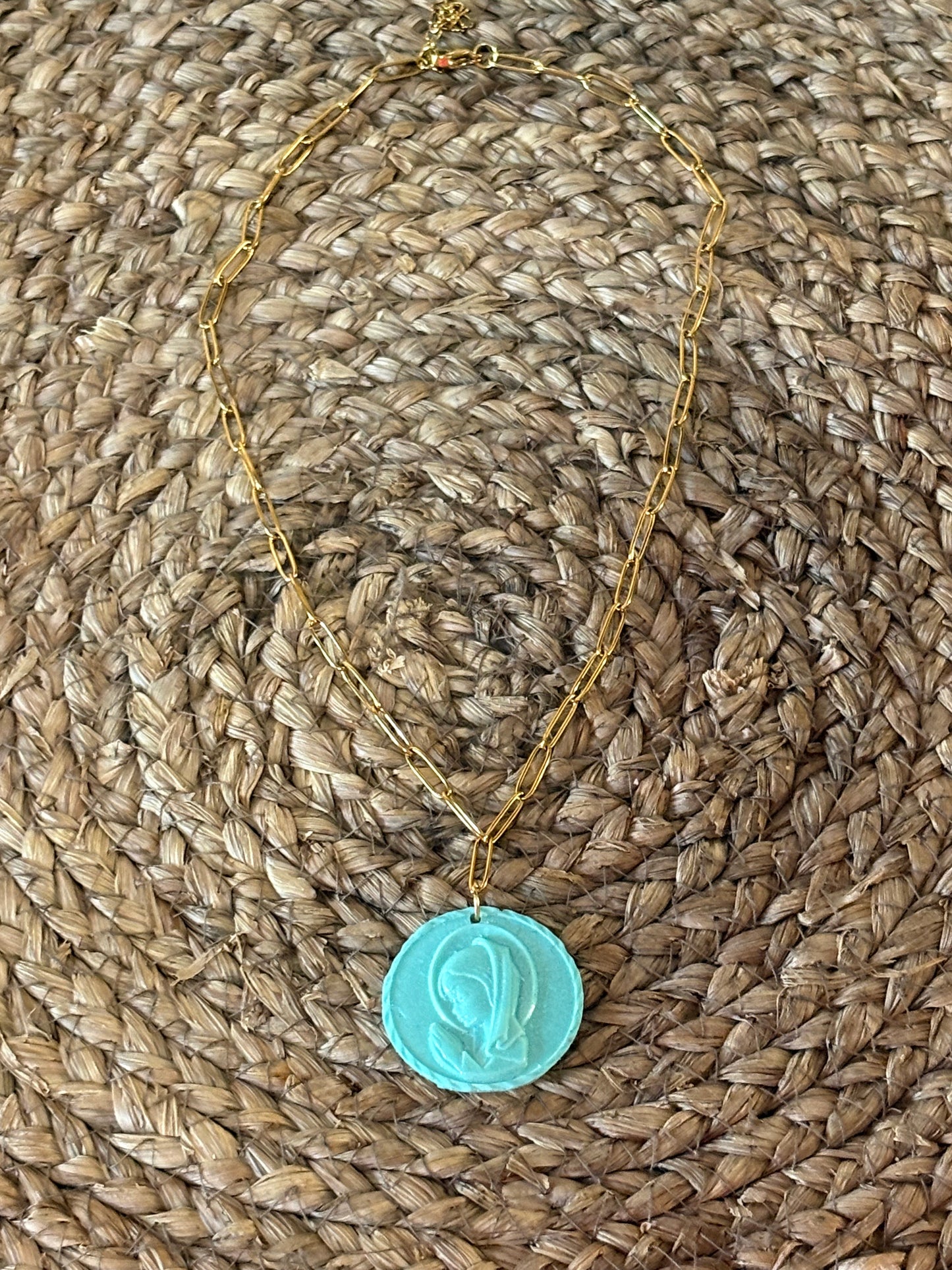 Collar Virgen Niña — Cadena Dorada y Medalla Ligera (Celeste, Rosa, Malva y Nude)