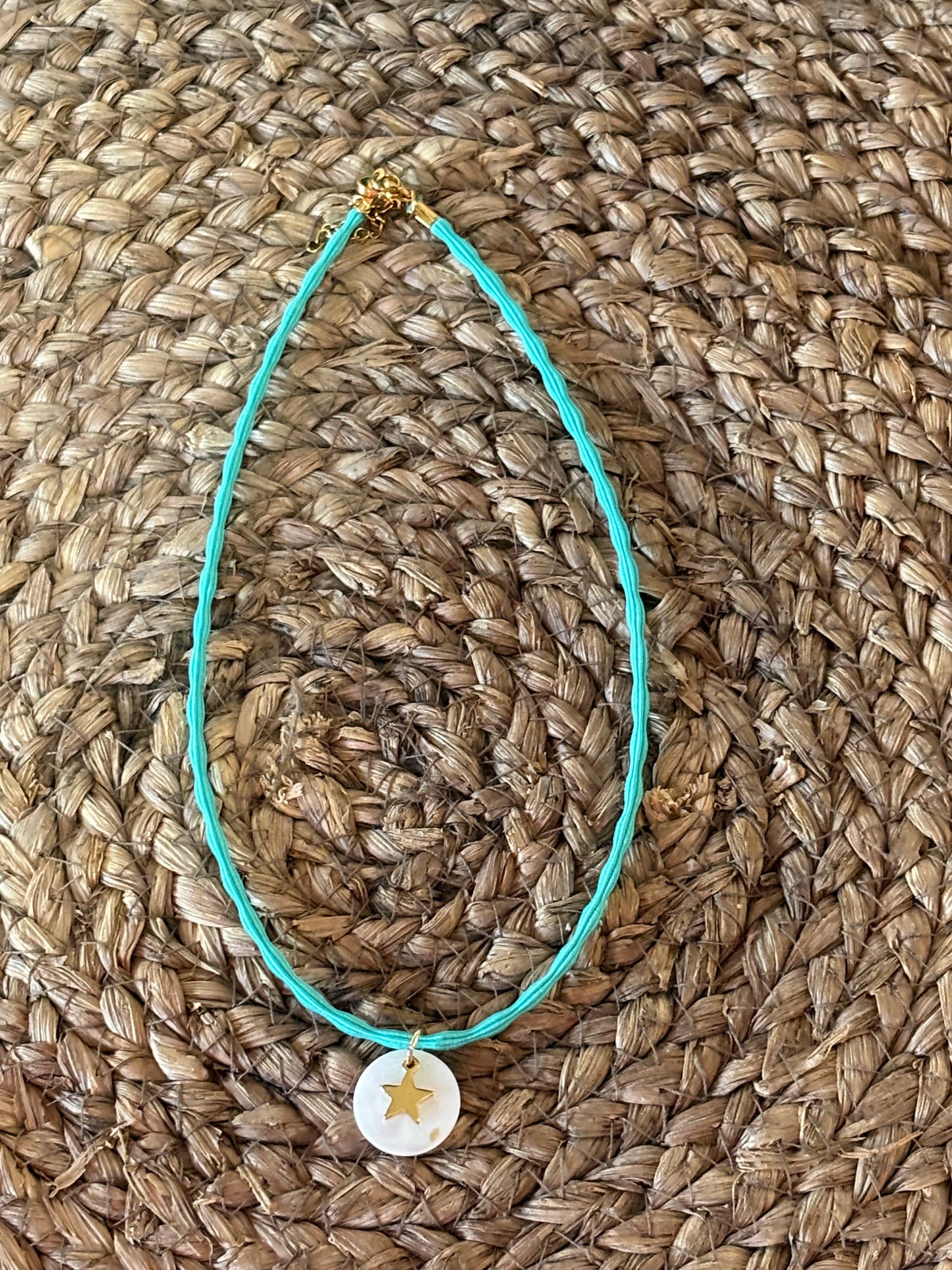 Collar Trenzado con Medalla Nácar y Estrella Dorada