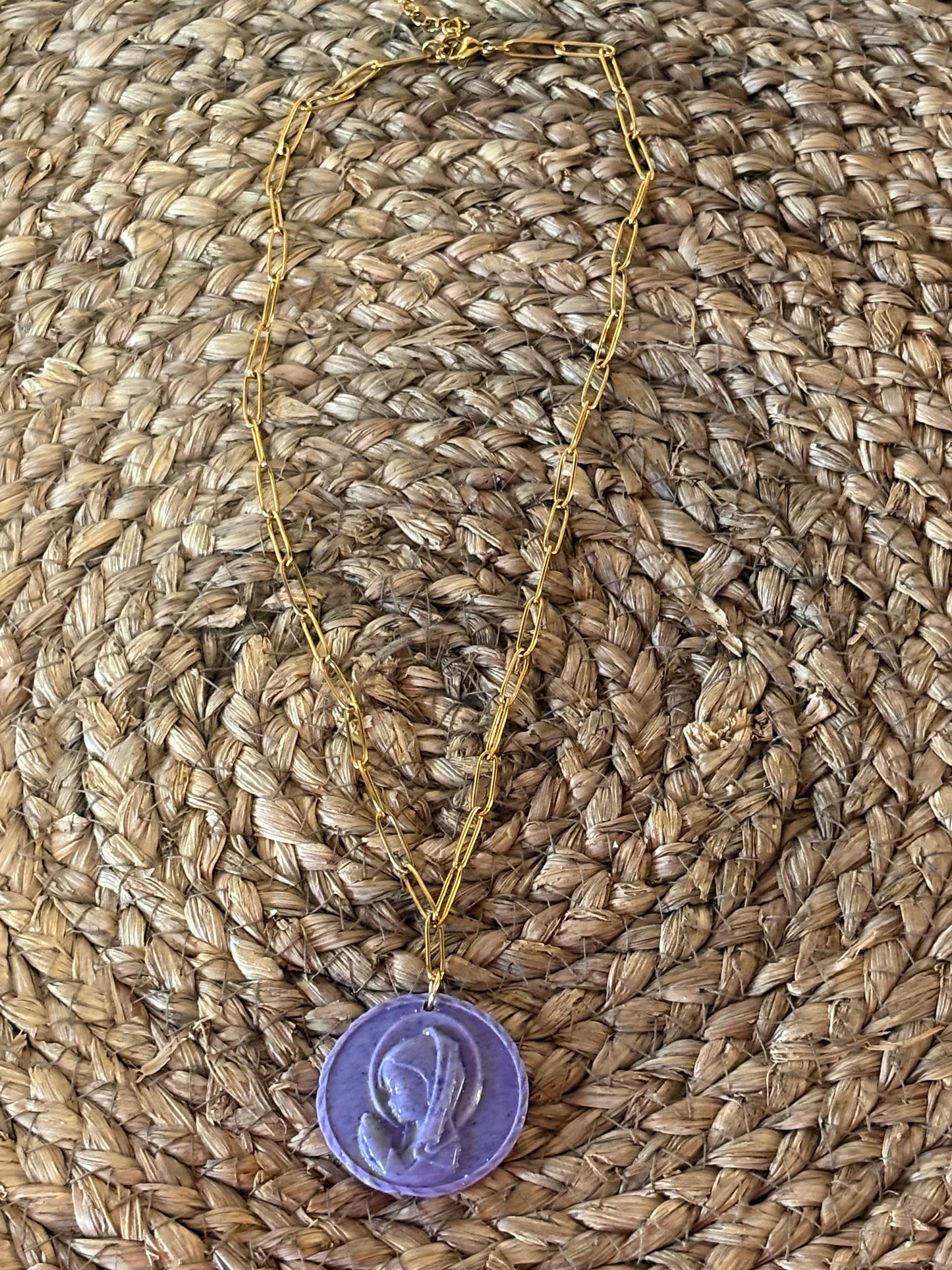 Collar Virgen Niña — Cadena Dorada y Medalla Ligera (Celeste, Rosa, Malva y Nude)