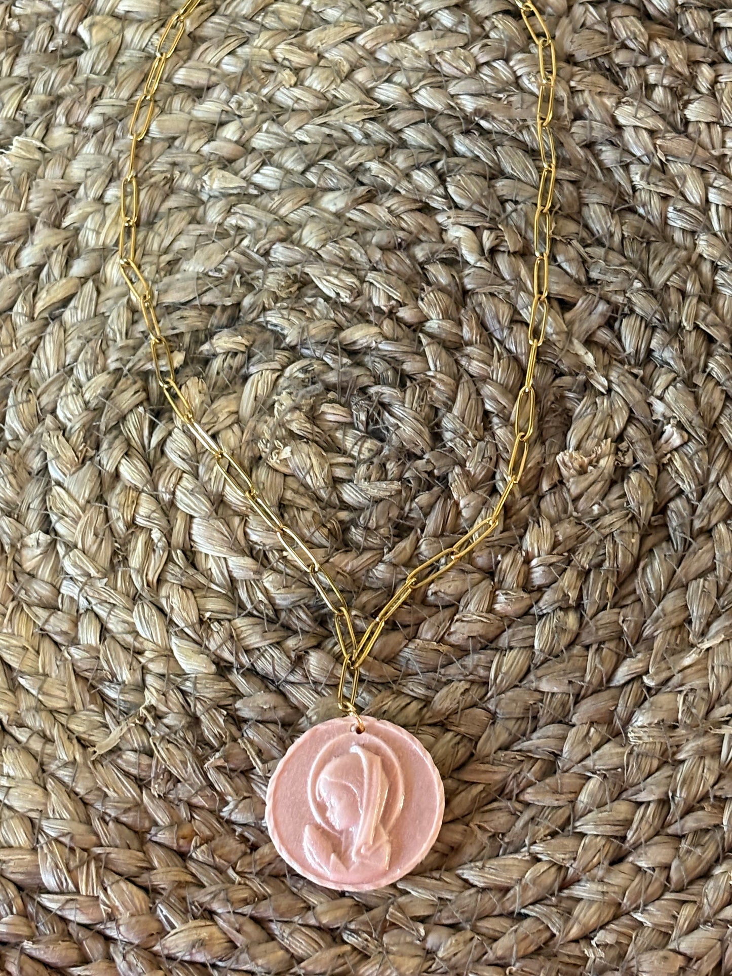 Collar Virgen Niña — Cadena Dorada y Medalla Ligera (Celeste, Rosa, Malva y Nude)