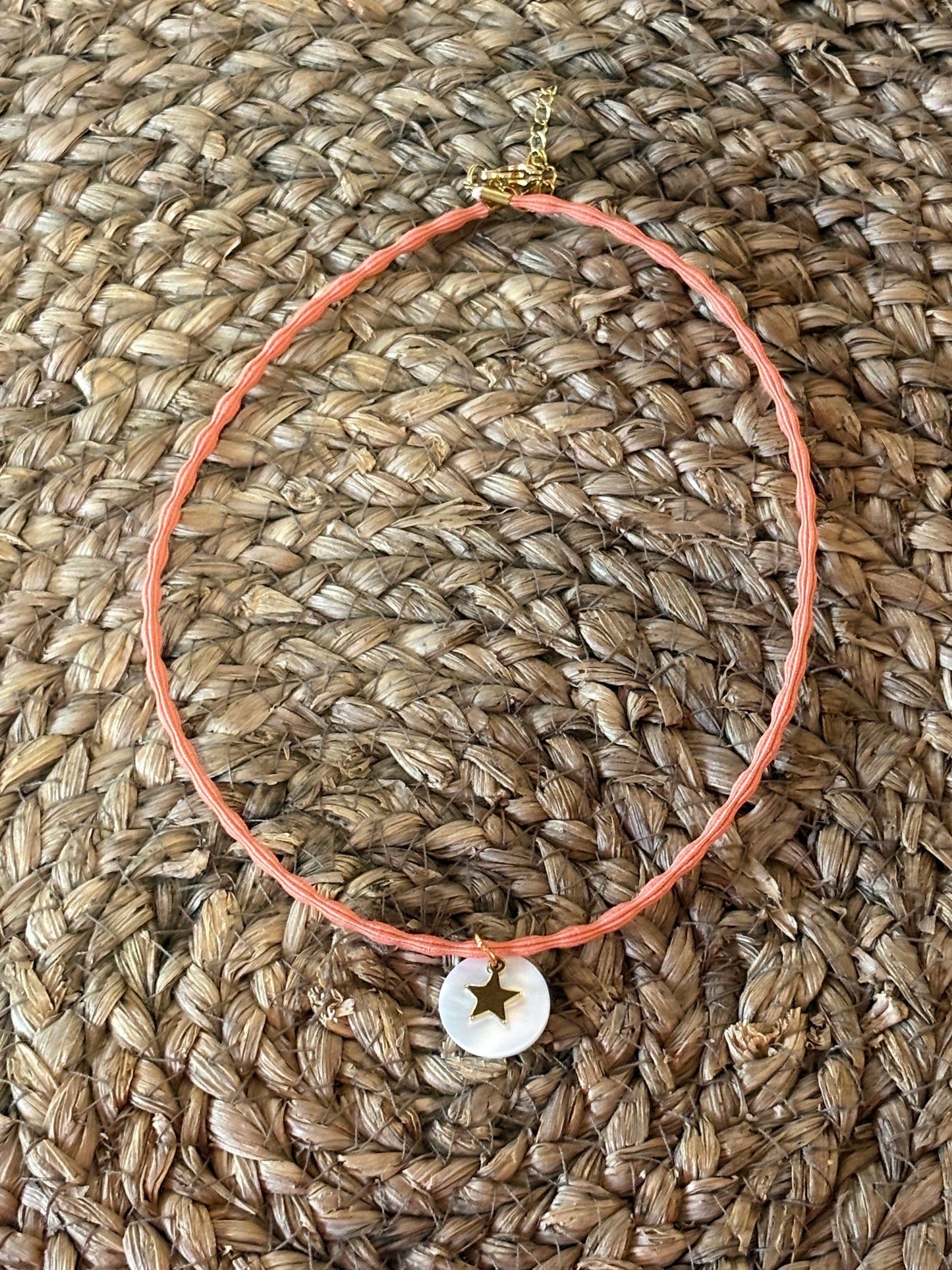 Collar Trenzado con Medalla Nácar y Estrella Dorada