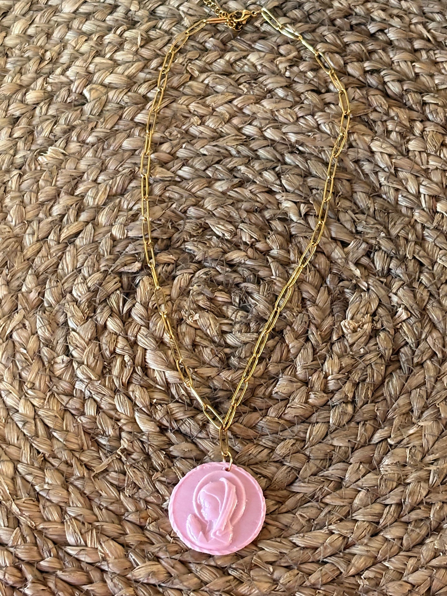 Collar Virgen Niña — Cadena Dorada y Medalla Ligera (Celeste, Rosa, Malva y Nude)