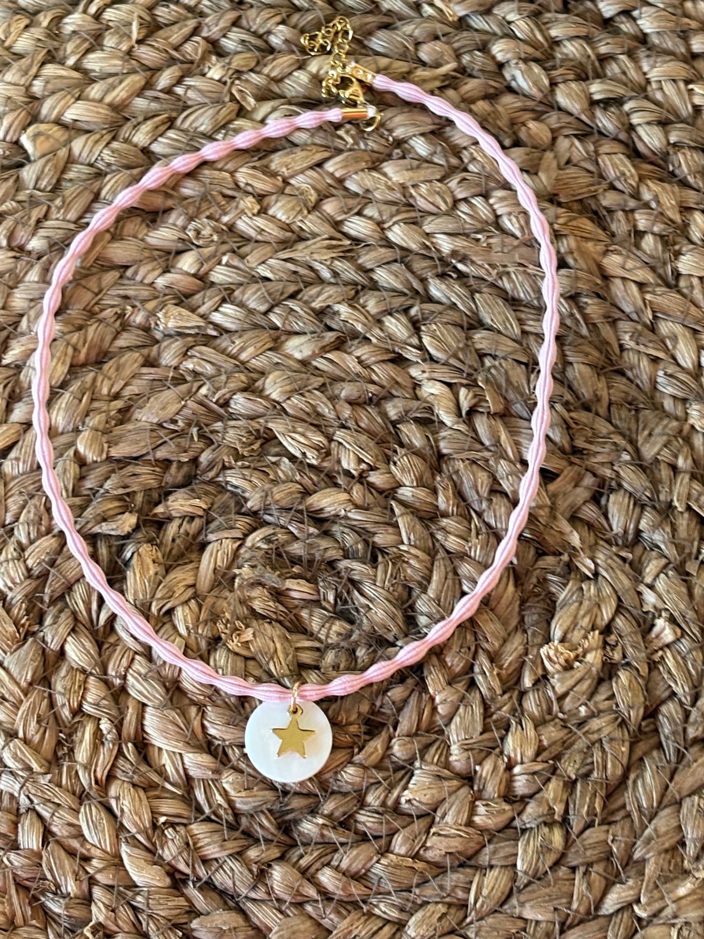 Collar Trenzado con Medalla Nácar y Estrella Dorada