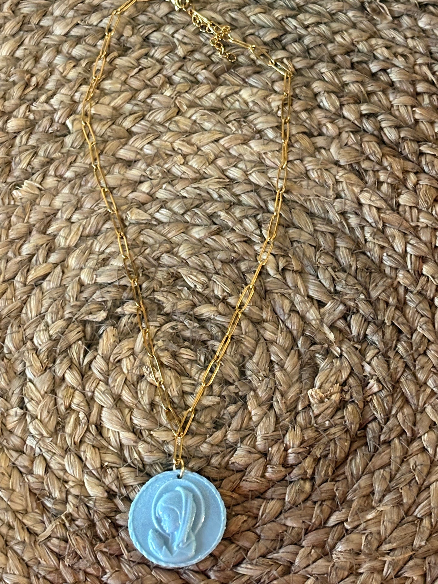 Collar Virgen Niña — Cadena Dorada y Medalla Ligera (Celeste, Rosa, Malva y Nude)