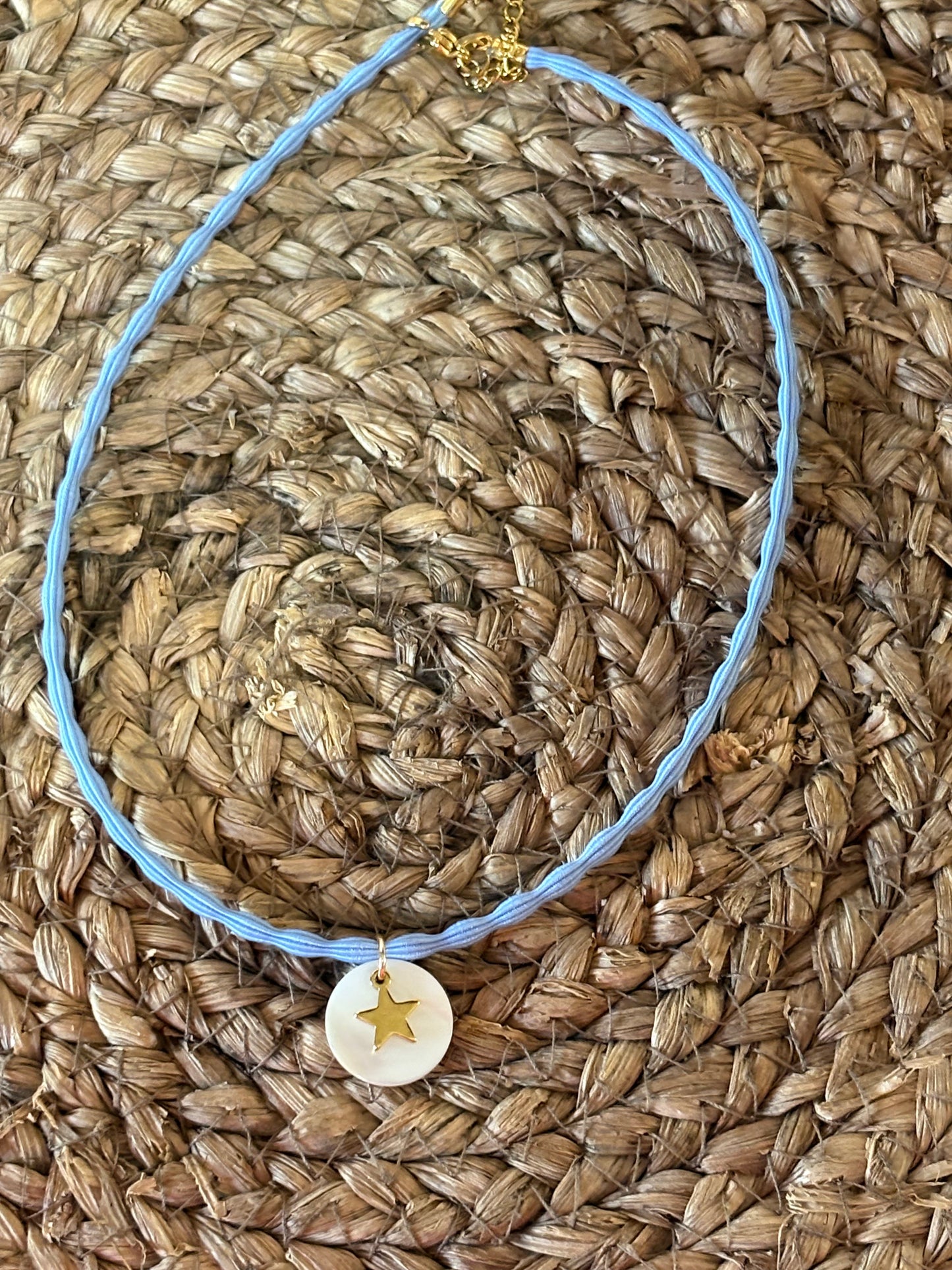 Collar Trenzado con Medalla Nácar y Estrella Dorada