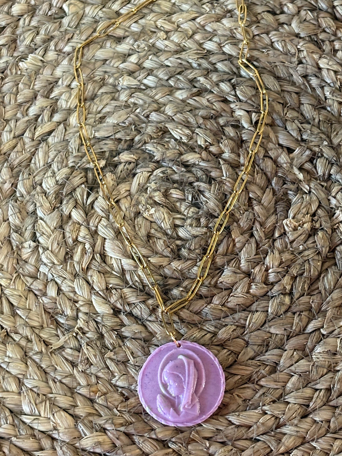 Collar Virgen Niña — Cadena Dorada y Medalla Ligera (Celeste, Rosa, Malva y Nude)