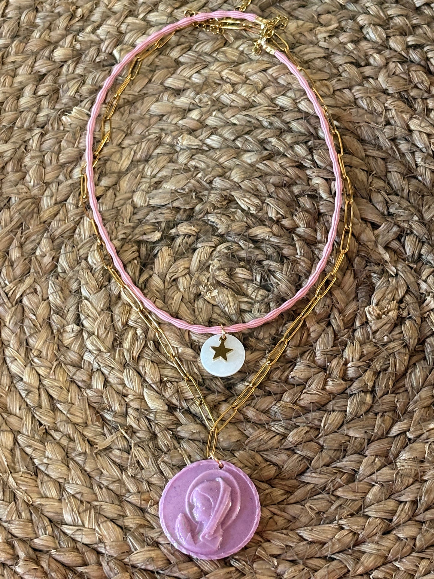 Collar Trenzado con Medalla Nácar y Estrella Dorada