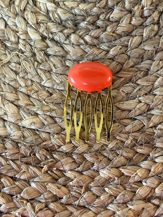 Mini Peinecillpo Vintage Dorada con Cabujón Naranja Coral by Keka Durán
