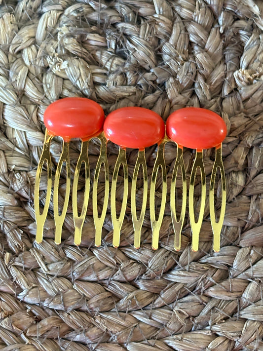 Peinecillo Vintage Naranja Coral con Tres Cabujones Dorado by Keka Durán.
