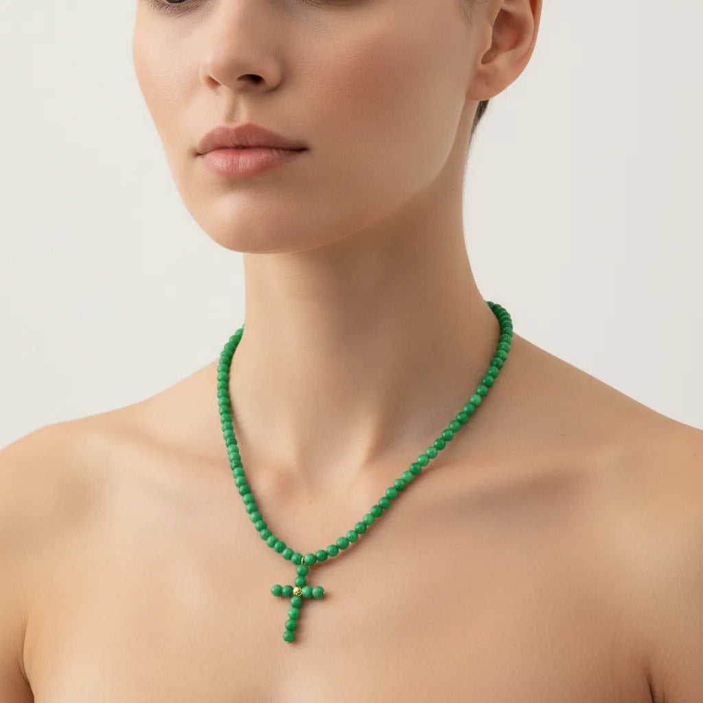 Collar Verde Jade con Colgante de Cruz · Diseño Artesanal