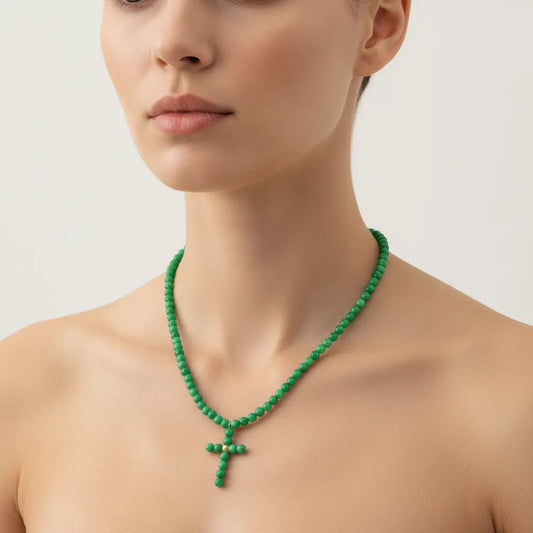 Collar Verde Jade con Colgante de Cruz · Diseño Artesanal
