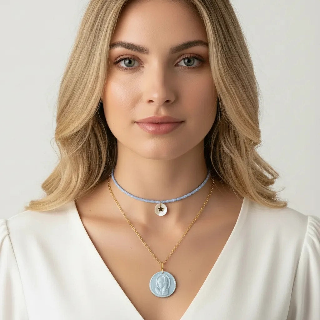 Collar Virgen Niña — Cadena Dorada y Medalla Ligera (Celeste, Rosa, Malva y Nude)