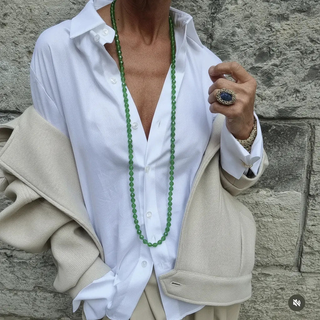 Collar Largo de Cuentas Verde Translúcido · Tonos Suaves.