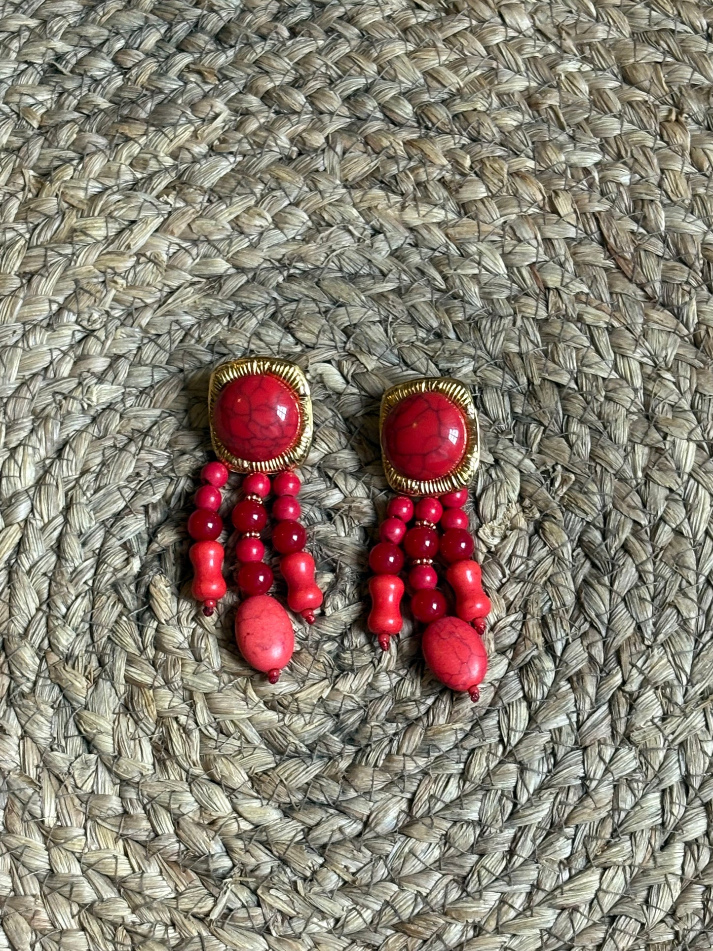 Pendientes Chandelier de Cabujón y Cuentas Rojo Coral  by Keka Durán