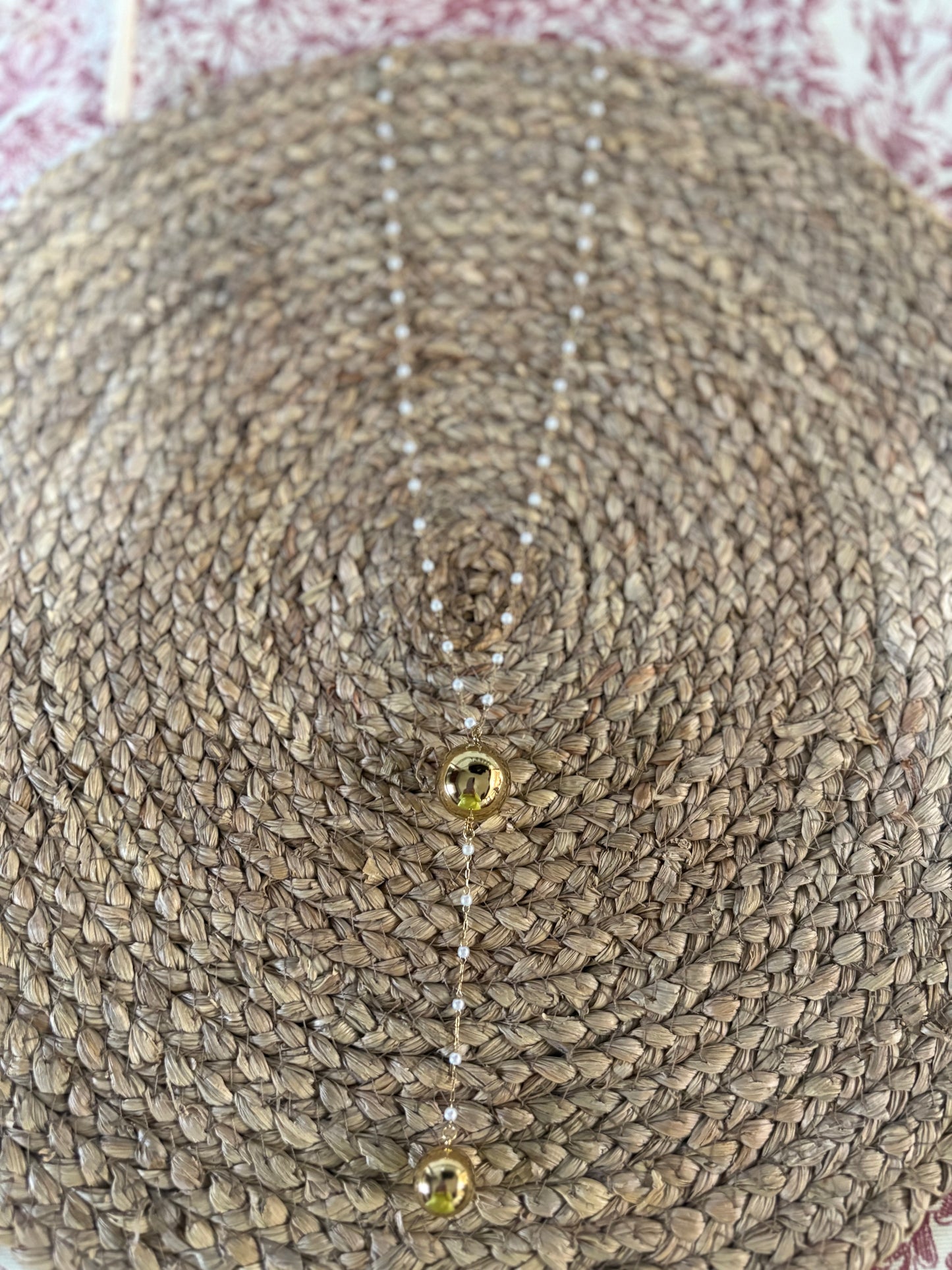 Collar Largo Y-Lariat Perlas y Bolas Doradas | Joyería Elegante Fina