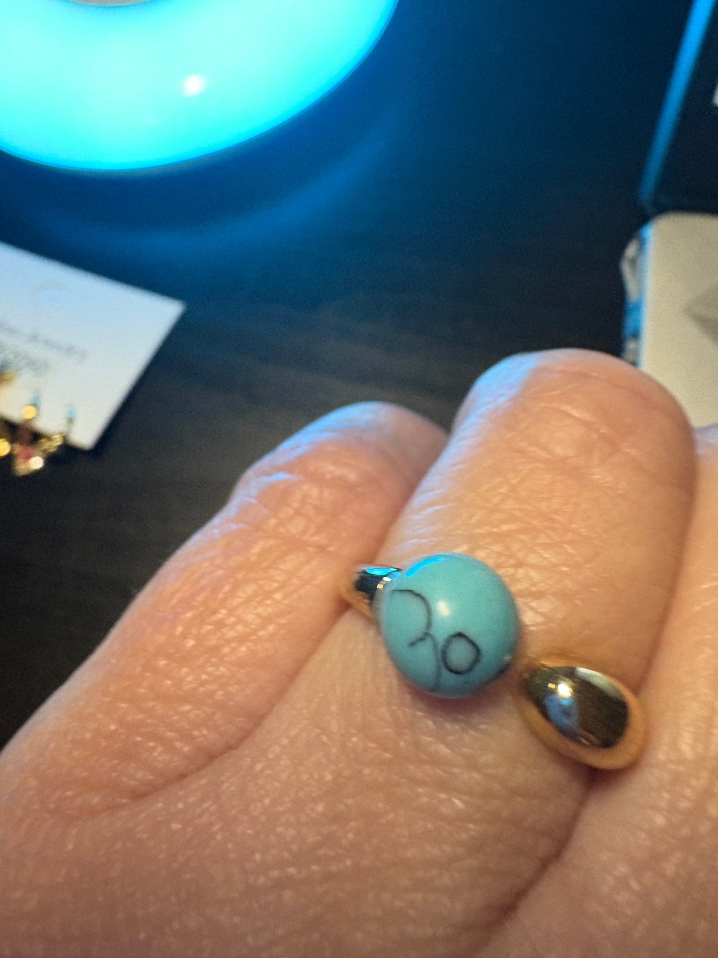 Anillo Abierto con Turquesa de Imtiación y Detalle de Gota Pulida en Baño de Oro