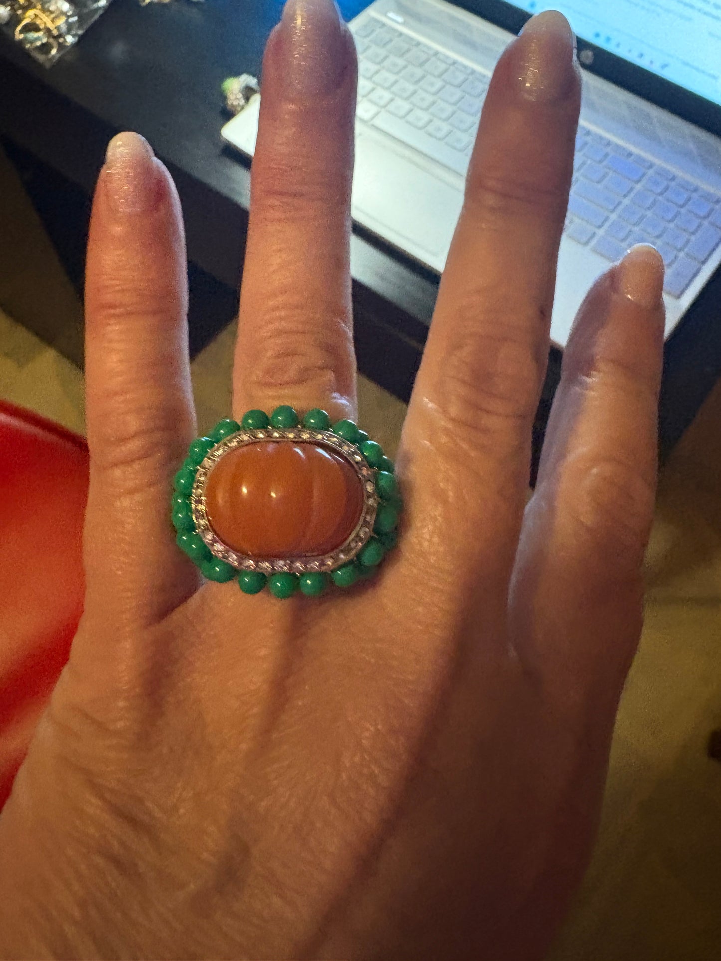 Anillo Vintage Maxi con Cabujón Tallado y Detalles en Perlas (2 tonos)