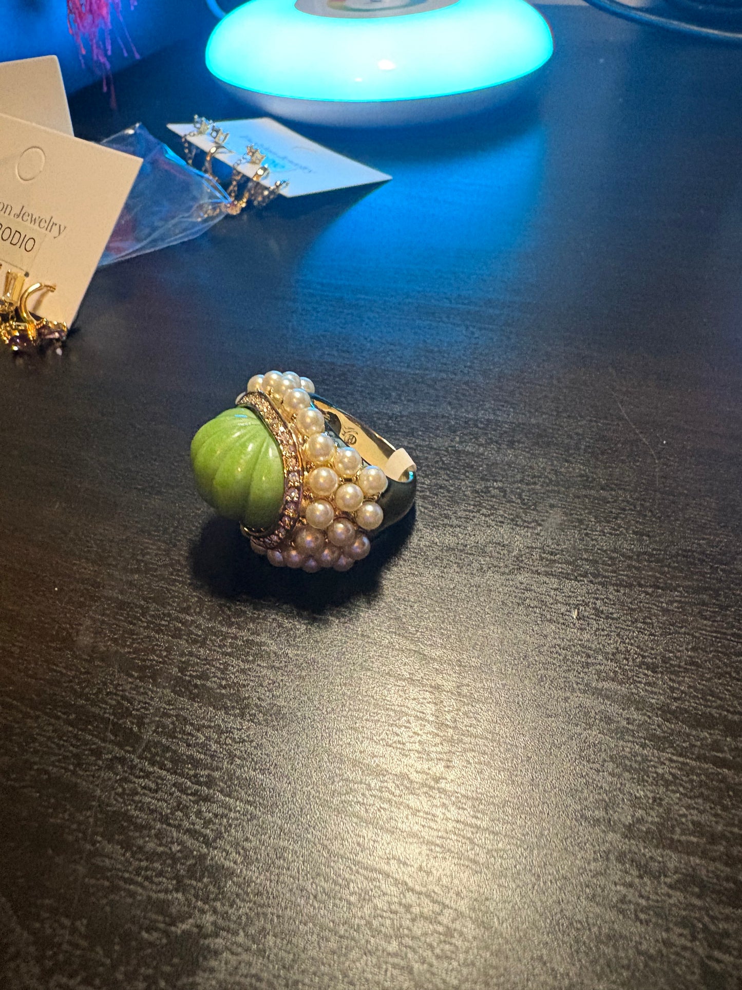 Anillo Vintage Maxi con Cabujón Tallado y Detalles en Perlas (2 tonos)