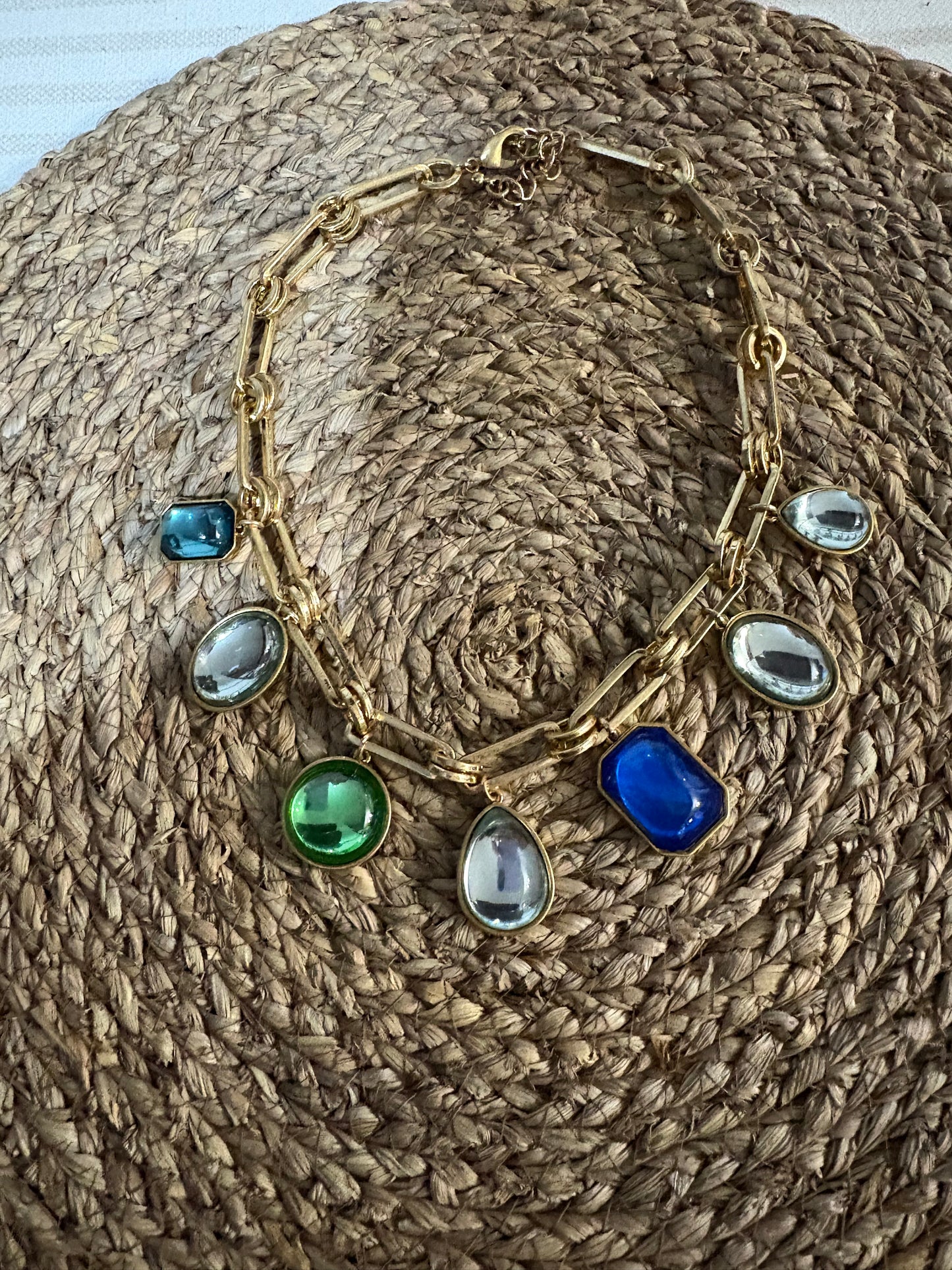 Collar Dorado con Charms de Cristal Multicolor – Eslabones Elegantes