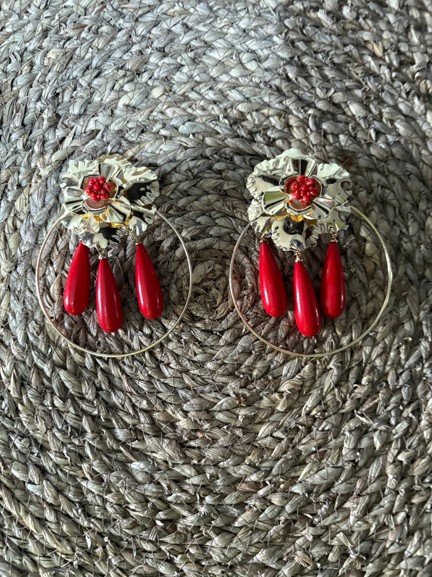Pendientes Flor Dorada XXL con Aros y Lágrimas de Color | Moda Flamenca Walina