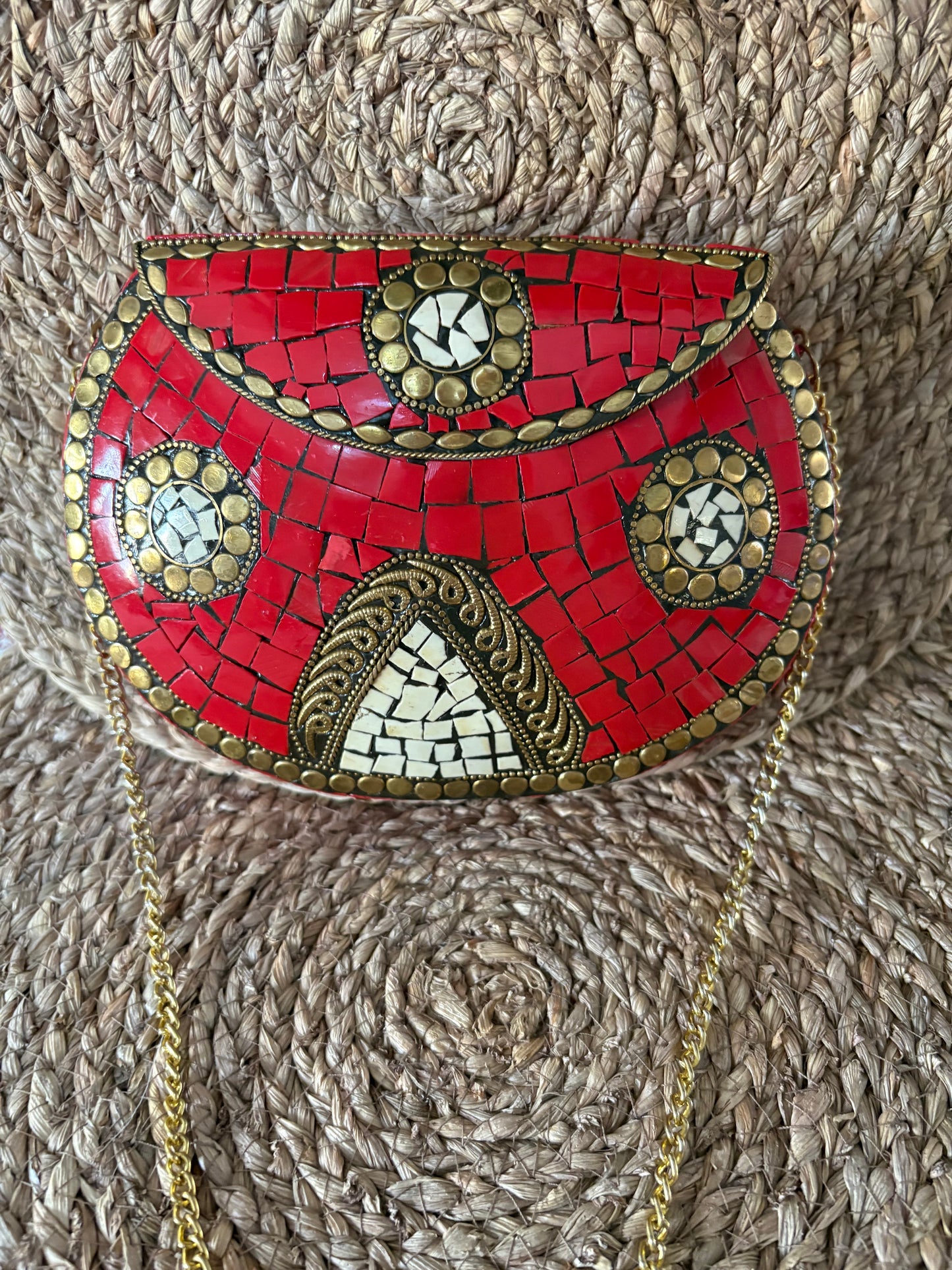 Bolso clutch mosaico rojo con detalles dorados