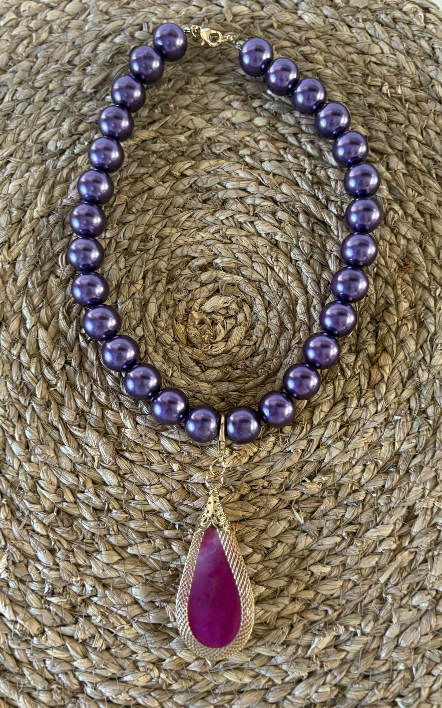 Colgante lágrima con malla dorada · By Keka