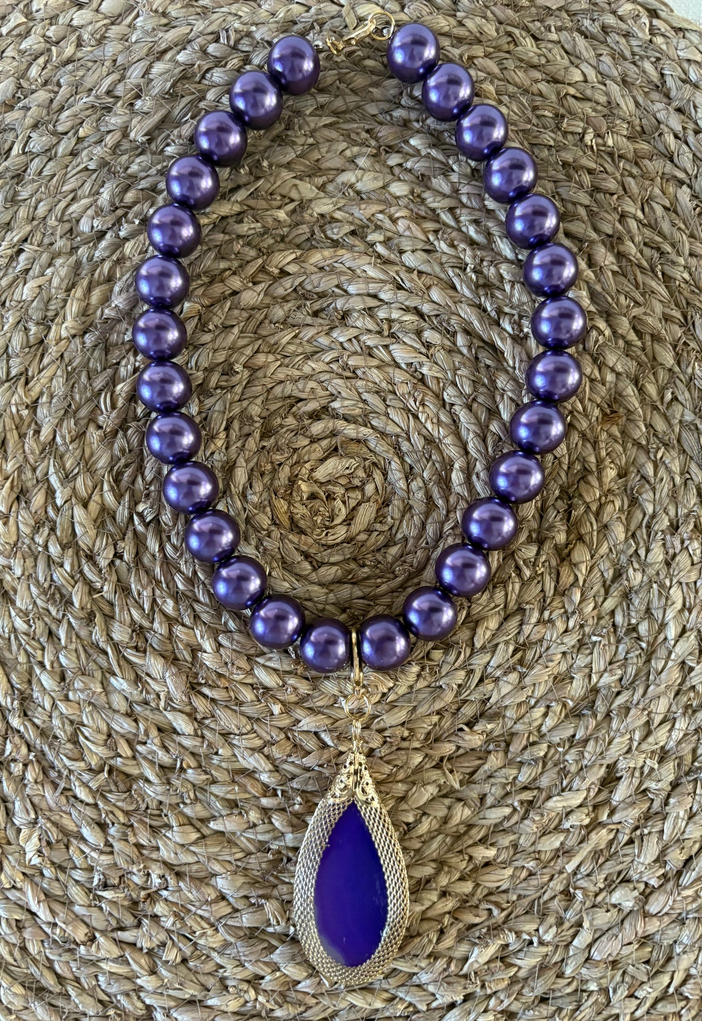 Colgante lágrima con malla dorada · By Keka